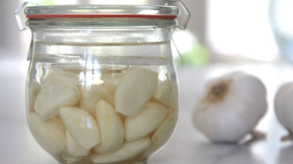 Soak 5 cloves of garlic in a jar full of water because many people do