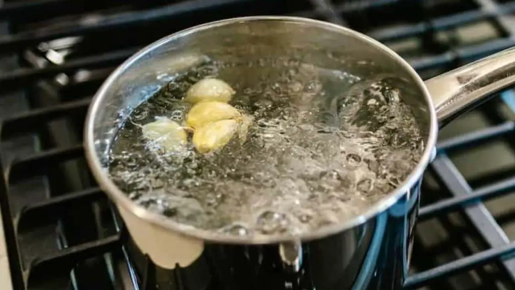 Boil 5 cloves of garlic in a pan: this solves a well-known problem ...